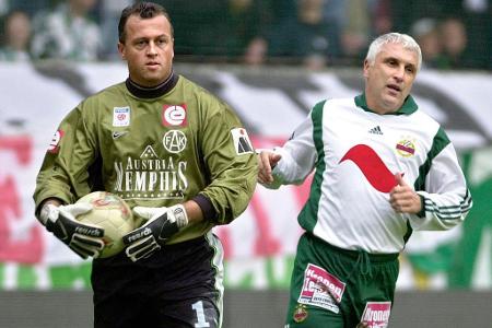 Der nunmehrige Austria-Sportdirektor Franz Wohlfahrt liegt gleichauf mit seinem ewigen Tormann-Rivalen Konsel. 49 Einsätze s...
