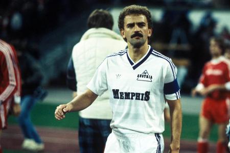 Herbert 'Schneckerl' Prohaska schaffte trotz seines Engagements in Italien 54 Einsätze beim Wiener Derby und ist damit Dritt...