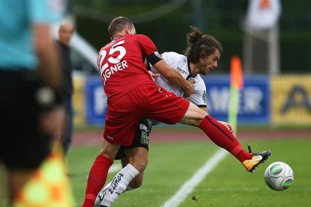 Hannes Aigner und Thomas Zündel kämpfen um jeden Zentimeter. Der Ball ist noch drin.