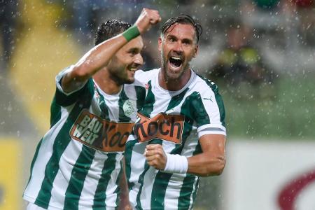 Markus Pink bringt die Mattersburger gegen Sturm in Front. Stefan Maierhofer gratuliert herzlich.