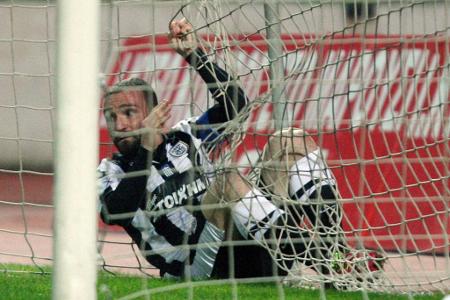 Hier liegt Dimitrios Salpingidis selbst im Netz. Für PAOK und Panathinaikos versenkte der Grieche die Kugel 23 Mal in diesem.