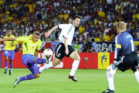 Wenige Monate später avancierte Ronaldo wieder zum absoluten Superstar und schoss Brasilien bei der Weltmeisterschaft in Jap...