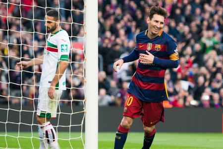 Im ewigen Duell mit Cristiano Ronaldo setzte sich Lionel Messi 2015 wieder bei der Wahl zum Weltfußballer durch. Nach fünf K...