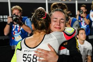 Weltmeisterin Schäfer stürzt vom Schwebebalken