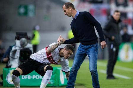 Vorbildlich! Obwohl sich die Teams einen harten Fight lieferten, wurde das Fairplay nicht vergessen. FCK-Coach Jeff Strasser...