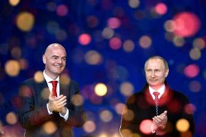 Russlands Präsident Putin wohnt WM-Auslosung im Kreml bei