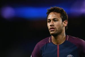 Neymar mit Popcorn vorm Fernseher - Ronaldo selbstbewusst