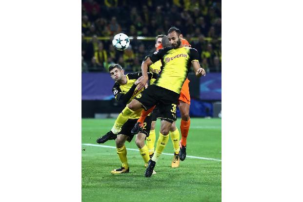 In den ersten Minuten muss der BVB fighten, um ins Spiel zu kommen.