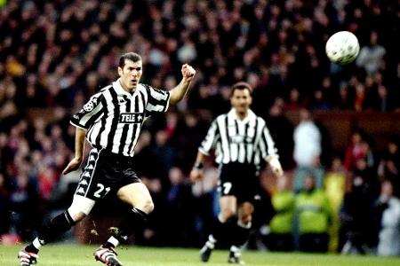 Juventus konnte 98/99 von den ersten fünf Spielen kein einziges gewinnen. Für den Gruppensieg reichte es für Zinédine Zidane...