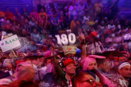 Überraschung bei Darts-WM: Münch besiegt Ex-Weltmeister Lewis