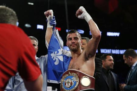 Gewichtsprobleme: Boxer steigt nackt auf die Waage