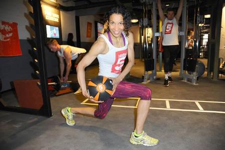 ...Annabelle Mandeng hingegen beschäftigte sich mit einer anderen Trainingsmethode. Mit einem Medizinball bewaffnet versucht...