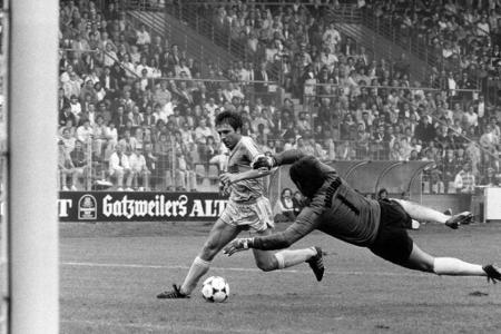 Klaus Fischer ist die Nummer drei im aktuellen Ranking der DFB-Pokal-Torjäger. Für Bochum, Köln und Schalke traf er 46 Mal i...