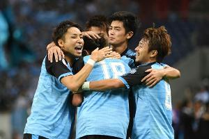 Kawasaki erstmals japanischer Meister - Podolski mit Kobe Neunter