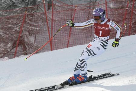 Rebensburg nach Sturz im Super-G unverletzt - Veith triumphiert