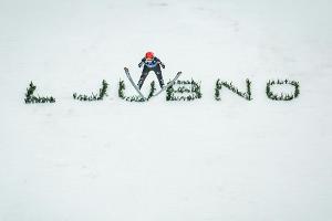 Skispringen: Althaus setzt Podestserie fort - Iraschko-Stolz siegt