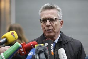 Innenminister de Maiziere besucht deutsches Olympia-Team
