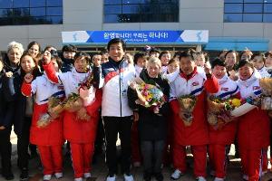 Olympia: Nordkoreanische Eishockeyspielerinnen im Süden angekommen