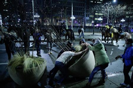 Die Eagles-Fans feierten ausgelassen auf den Straßen von Minneapolis. Blumenkübel, Straßenschilder und Co. mussten dabei dra...