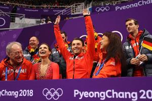 Eiskunstläufer erledigen olympische Hausaufgaben