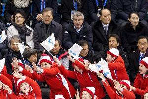 Kims Cheerleader überstrahlen historisches Duell