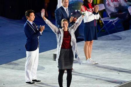 Britta Heidemann trägt Olympische Fackel