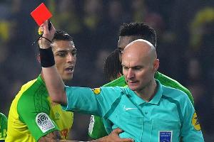 Drei Monate Sperre für tretenden Schiedsrichter