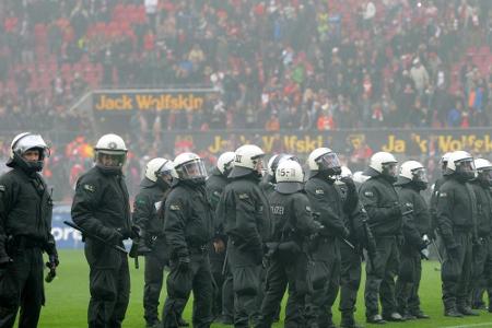 Nach Urteil: Polizeigewerkschaft will 50 Millionen von der DFL
