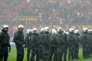 Nach Urteil: Polizeigewerkschaft will 50 Millionen von der DFL