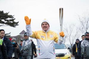 Bach läuft bei eisigen Temperaturen mit der Fackel