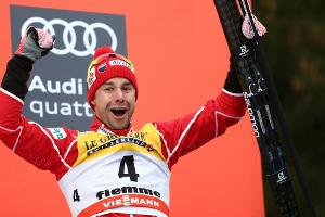 Cologna trägt Schweizer Fahne bei Eröffnungsfeier