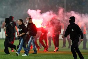 Tränengas und Blendgranaten: Griechenlands Topspiel abgesagt