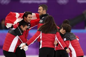 Kanadas Eiskunstläufer vergolden neuen Teamspirit