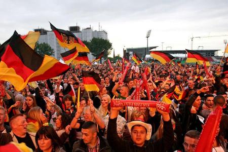 Regierung erlaubt bei Fußball-WM Public Viewing nach 22.00 Uhr