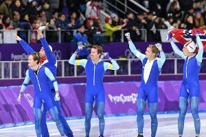 Gold für norwegische Eisschnellläufer in der Teamverfolgung
