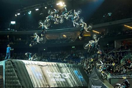 Ackermann steht als jüngster Freestyle-Motocrosser im Contest 