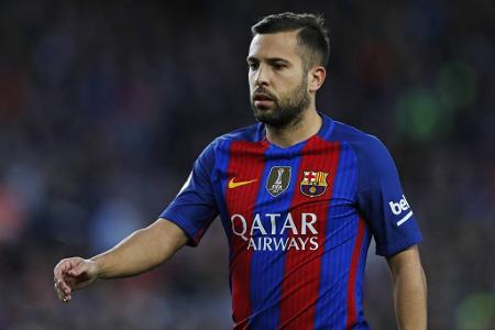 Auf der anderen Seite heißt der Dauerbrenner Jordi Alba. Seit 2012 beackert der kleine Spanier den linken Flügel. Über die s...