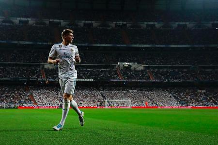 Der Denker und Lenker bei den Weißen. Verteilt die Pässe mit unglaublicher Sicherheit. Zudem sind seine Standards eine echte...