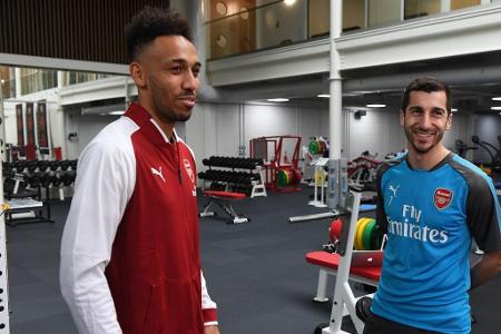 Kurz nach Vollzugsmeldung trifft Aubameyang bereits auf seinen früheren Dortmunder Kollegen Henrikh Mkhitaryan, der ebenfall...