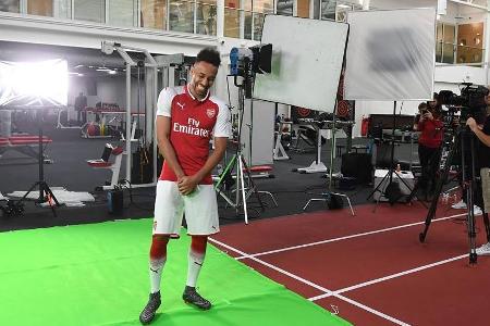 Vorher sind noch Foto-Shootings im neuen Dress angesagt. Einmal mit guter Laune...