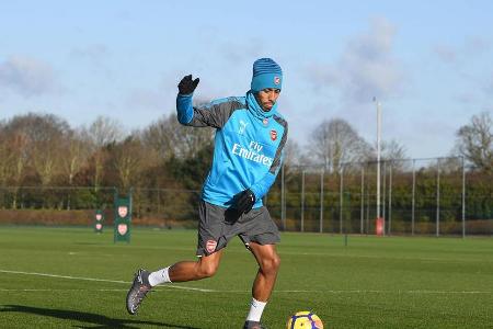 Mit Mütze und kurzer Hose geht es für den Stürmer raus auf den Trainingsplatz.