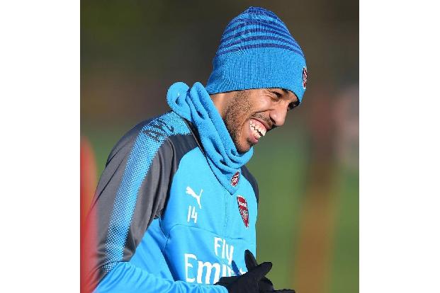 Aubameyang sieht dabei ziemlich glücklich aus.