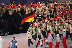Angeführt vom Fahnenträger Eric Frenzel betritt die deutsche Olympia-Mannschaft das Stadion.