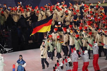 Angeführt vom Fahnenträger Eric Frenzel betritt die deutsche Olympia-Mannschaft das Stadion.