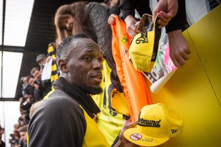 Geduldiger Autogramm-Wunsch-Erfüller