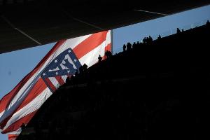 Ganoven brechen mit Luxusauto in Atletico-Fanshop ein