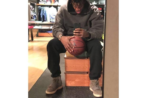 Immer wieder lässt Batshuayi seine Vorliebe für Basketball durchblicken. Der vielleicht derzeit beste Korbjäger der Welt zäh...