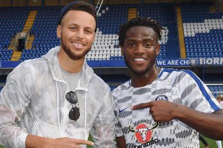 ... Stephen Curry, NBA-Superstar der Golden State Warriors, besucht die Londoner beim Training.