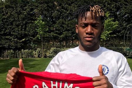 Nach dem Kreuzbandriss von Superstar Zlatan Ibrahimovic outet sich Batshuayi als Fan des Topstürmers und wünscht ihm gute Be...