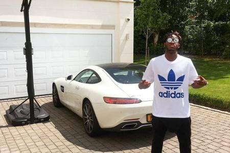 Vor allem die weiblichen BVB-Fans können sich freuen: Michy Batshuayi ist und bleibt ein Poser.